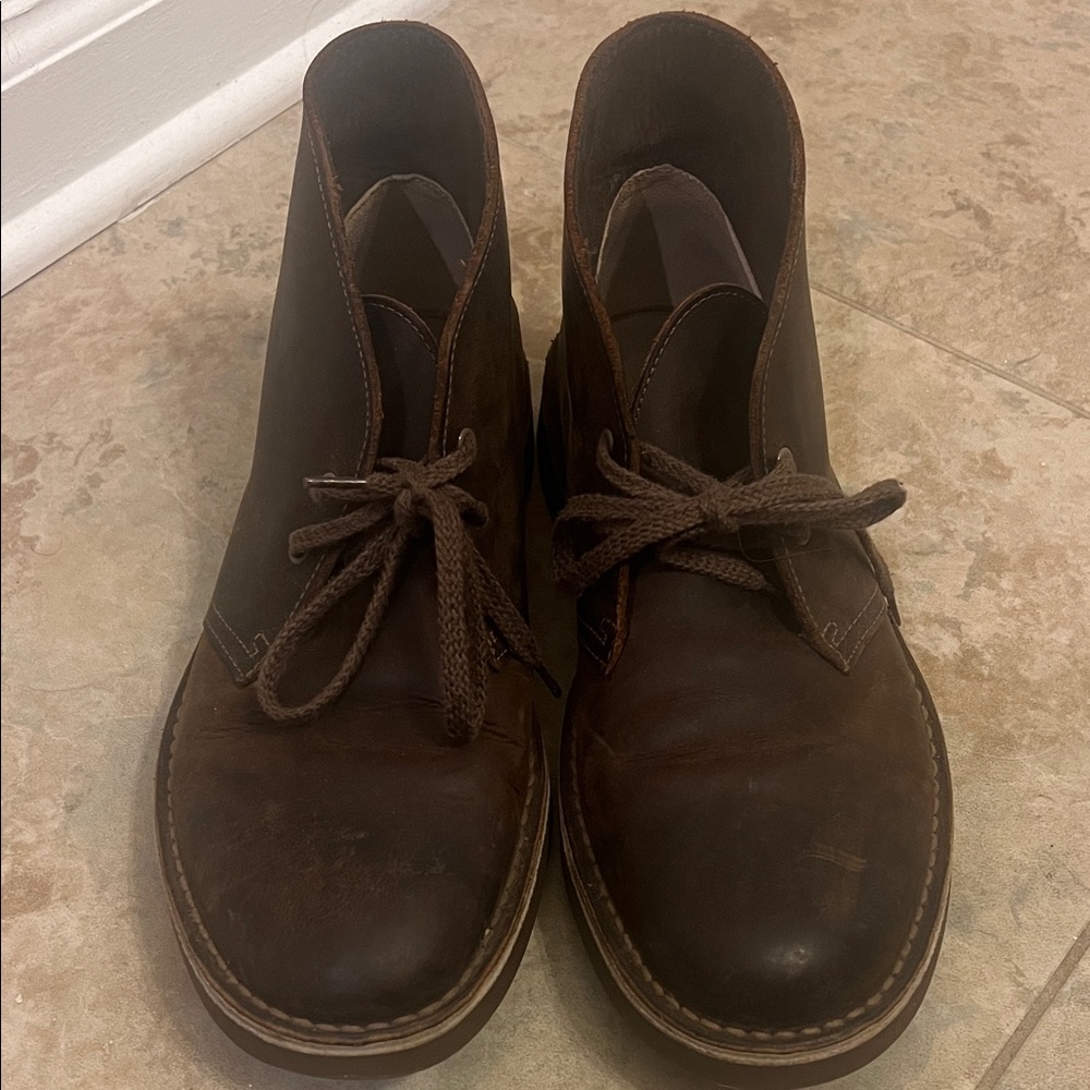 Classic Brown Clarks Chukka Boots for Men Size 9 Low Rise Boots Business Casual